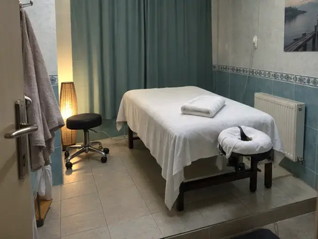 Mavi perdeli odada masaj masası ve tabure — Küçükçekmece, Masaj Salonun